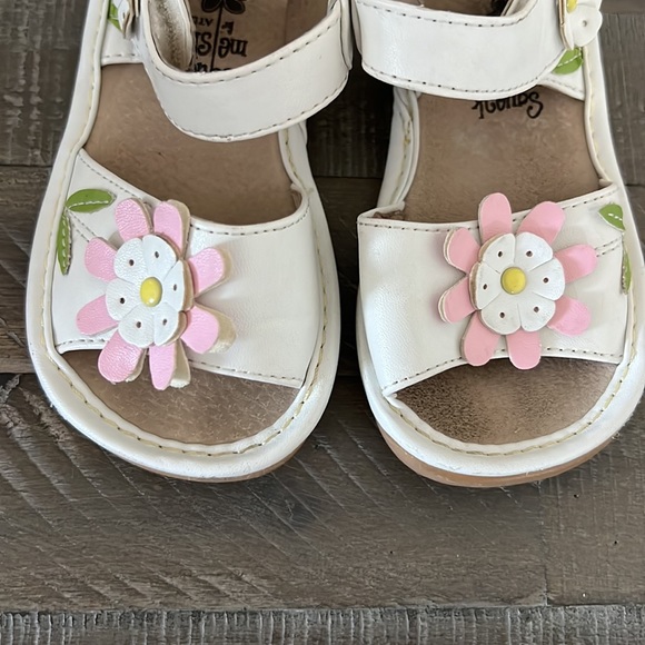 Squeak Me Sandals - Picture 2 of 15